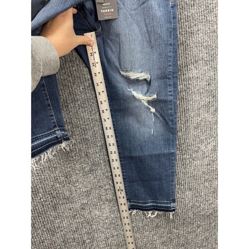 Torrid Sky High Skinny Crop Jeans Womens 18 Blue Distressed Raw Brighton Hem NEW - Picture 8 of 9